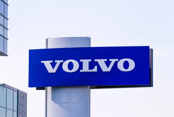 Vilnius, Lituania 12 aprile 2018: logo della concessionaria Volvo. Volvo è una multinazionale svedese produttrice . — Foto Stock