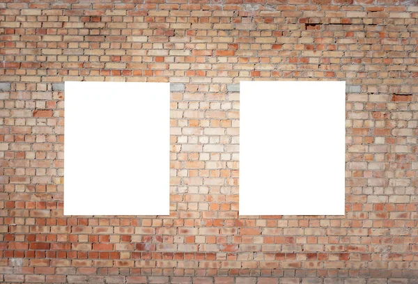 Maquette-toi. Deux panneaux verticaux vierges, des cadres d'affiche, de la publicité sur le mur de briques . — Photo