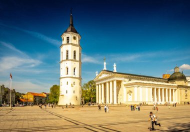 Vilnius, Litvanya - 1 Mayıs 2018: Vilnius şehir sokak - Gedimino avenue, Vilnius Katedrali ve çan kulesi yürüyüş ve güneşli bir günde Bisiklete binmek insanlarla görünümüne.