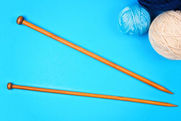 Knitting background. Knitting needles and balls of colorful yarn on white background — Stock Photo, Image