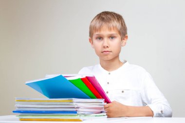 Renkli kitap, defter ve ödevini evde yapıyor ders kitaplarında çocuk.