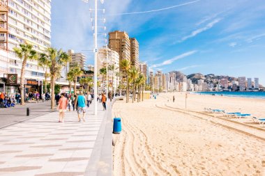 Benidorm, İspanya - 14 Ocak 2018: Benidorm, İspanya tatil keyfini insanlar.
