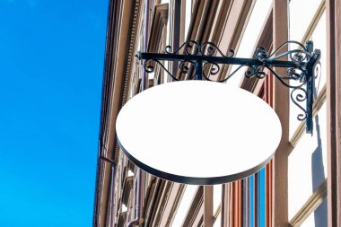 Kadar alay et. Klasik mimari bina boş yuvarlak tabela.