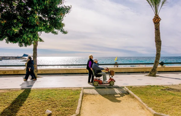 Benidorm, İspanya - 14 Ocak 2018: insanlar zevk tatil denize yakın, Benidorm, İspanya.