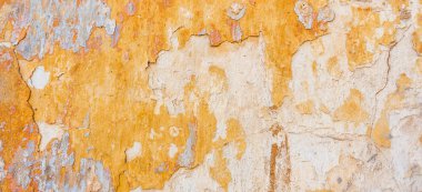 Kırık eski püskü sarı boyalı sıvalı soyulmuş duvar Banner arka plan yıpranmış.