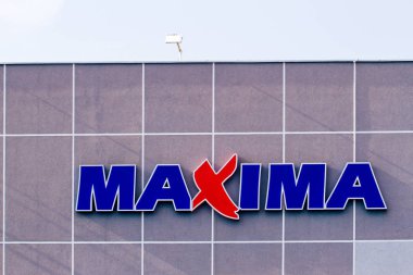 Vilnius, Litvanya - 12 Nisan 2018: Maxima logo saklayın. Maxima gıda tores Litvanya, Letonya, Estonya, Bulgaristan ve Polonya'da faaliyet bir perakende zinciri olan.