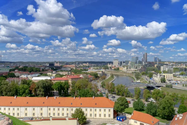 Vista al casco antiguo de Vilna y al moderno centro de la ciudad. Vilna es la capital de Lituania — Foto de Stock