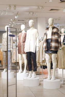 Alışveriş merkezindeki giyim mağazasının modern moda iç mimarisi.