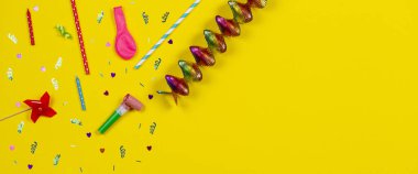 Sarı arka planda doğum günü partisi dekorasyonları, üst görünüm