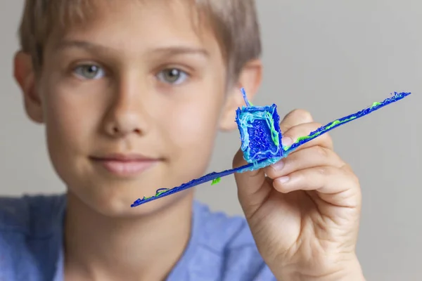 Criança criando com caneta 3d e desfrutar de seu novo avião azul — Fotografia de Stock