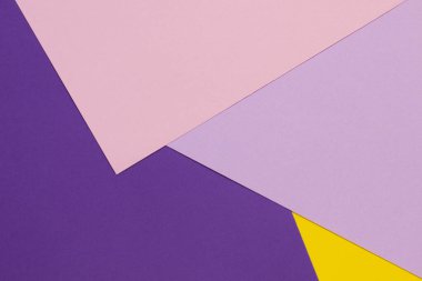 Menekşe, mor, pembe, sarı tonları ile kağıtları geometri düz kompozisyon arka planını renklendirin.