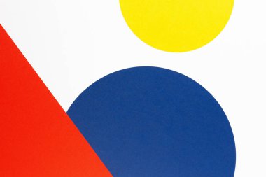 Soyut renkli kağıt dokusu arkaplanı. Geometrik şekiller ve çizgiler mavi, kırmızı, sarı, donanma renkleri beyaz arkaplanda