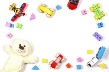 Oyuncak bebek oyuncak çerçevesi oyuncak ayı, uçak, tren, tahta ve plastik oyuncaklar beyaz arka planda. Üst manzara, düz yatış. Metin için alanı kopyala
