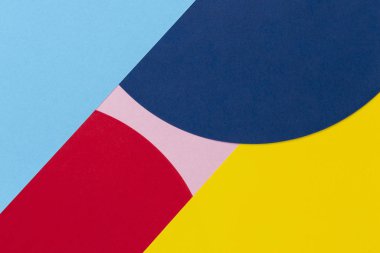 Memphis geometri tarzında moda makalelerinin dokusu. Sarı, mavi, açık mavi, kırmızı ve pastel pembe renkler.