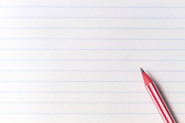 Beyaz boş defter üzerindeki kırmızı çizgili kalem fotokopi alanı ile kaplanmış kağıt zemin. Okula, eğitime, öğrenme konseptine