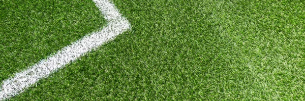 Piłka nożna tło sportowe. Zielony syntetyczny trawa piłka nożna boisko sportowe z białym rogu pasek linii — Zdjęcie stockowe