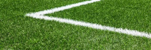 Calcio calcio di fondo sportivo. Verde erba sintetica campo sportivo di calcio con riga bianca angolo — Foto Stock