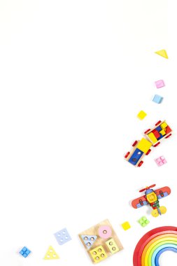 Bebek çocukların oyuncak geçmişi. Tahta eğitici geometrik istif blokları oyuncakları, tahta gökkuşağı ve beyaz arka planda renkli bloklar. Üst manzara, düz uzanma