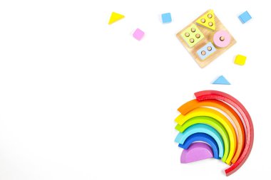 Beyaz arka plandaki çocuklar için ahşap eğitim oyuncağı. Eğitici renk tanıma bulmacası geliştiricileri. Üst görünüm