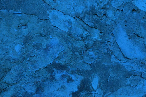 古いグランジコンクリート、汚れた剥がした石膏壁のテクスチャの背景。トレンディな古典的な青の色調の背景 — ストック写真