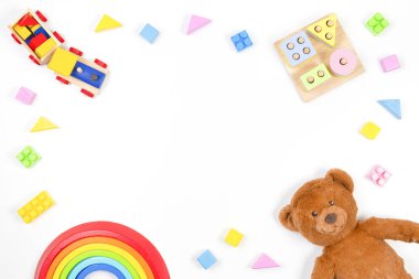 Bebek çocukların oyuncak geçmişi. Tahta eğitim geometrik istif blokları oyuncak, ahşap tren, gökkuşağı, oyuncak ayı ve beyaz arka planda renkli bloklar