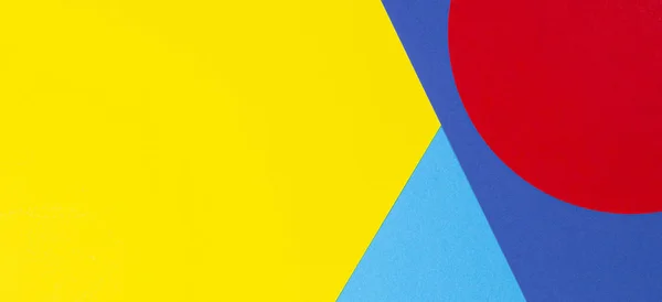 Forma geométrica abstracta amarillo, azul, fondo de papel de color rojo — Foto de Stock