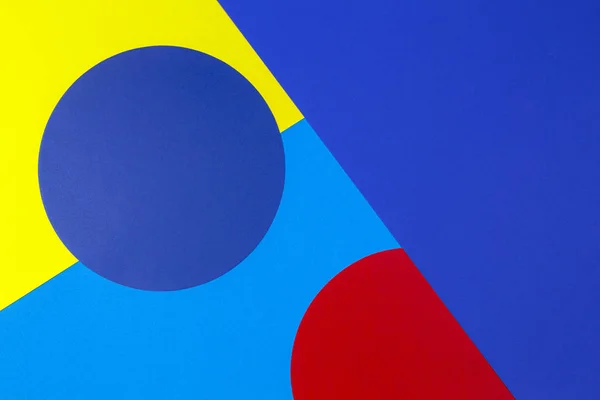 Αφηρημένο χρωματιστό χαρτί υφή φόντο. Ελάχιστα γεωμετρικά σχήματα και γραμμές σε κίτρινα, κόκκινα και μπλε χρώματα — Φωτογραφία Αρχείου