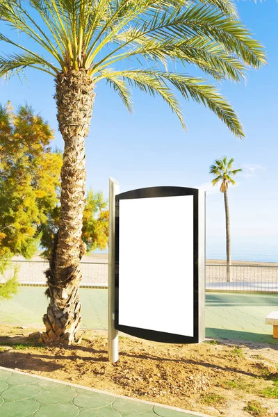 Tomma skylt utomhus, utomhus reklam, offentlig information platshållare ombord nära stranden vid havet — Stockfoto