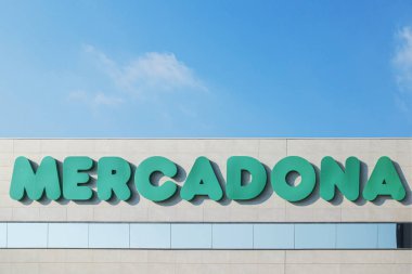Finestrat, İspanya - 4 Ocak 2020: Finestrat, İspanya 'daki Mercadona süpermarket tabelalarının kapatılması. Mercadona İspanya 'da popüler bir süpermarket zinciri