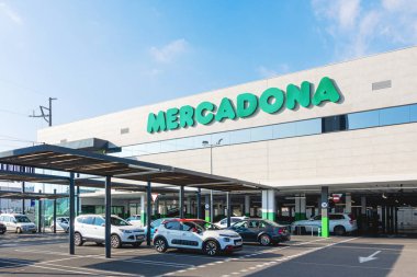 Finestrat, İspanya - 4 Ocak 2020: Finestrat, İspanya 'daki Mercadona süpermarketi. Mercadona, İspanya 'nın en büyük süpermarket zinciri.