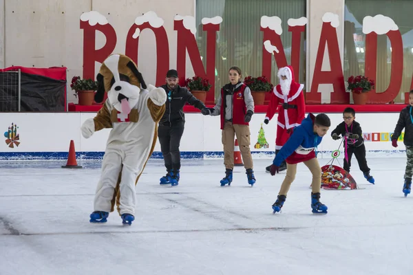 Benidorm, Spain - December 25, 2019: People having fun on skating rink. Tradicional Christmas city in Benidorm, Spain — Stock Photo, Image