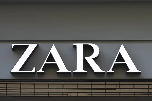 Valencia, Spain - January 02, 2020: Zara logo sign on shop entrance in Valencia, Spain. Zara is popular Spanish clothing and accessories retailer — Stock Photo, Image
