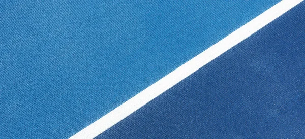 Quadra desportiva colorida. Top vista luz azul e azul marinho campo de borracha chão com linha branca ao ar livre — Fotografia de Stock