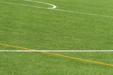 Yeşil yapay çimen sahası futbol sahası arka planı beyaz ve sarı çizgi sınırlı. Üst görünüm