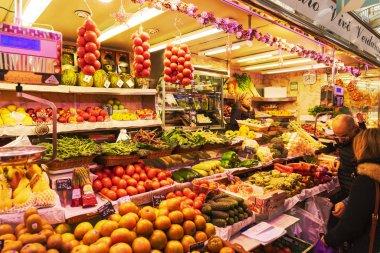 Valencia, İspanya - 02 Ocak 2020: Valencia, İspanya 'daki Mercado Central' da insanlar. Tarihsel Mercado Merkezi, Valencia 'nın popüler sakinleri ve turistlerin uğrak yeridir.