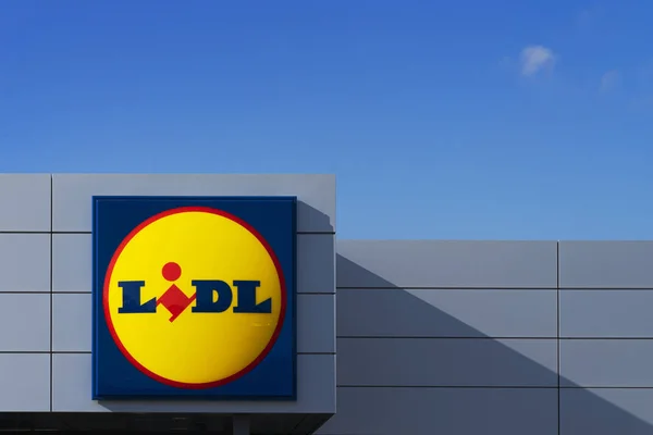 Calp, España - 01 de enero 2020: Logotipo del supermercado Lidl en la fachada de la tienda Lidl. Lidl es popular alemán global cadena de supermercados de descuento —  Fotos de Stock