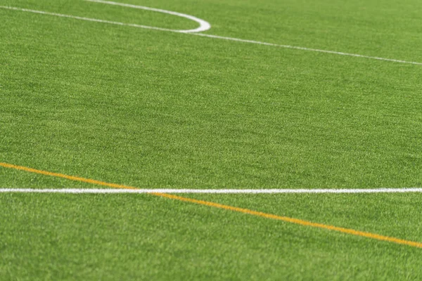 Groene kunstgras gras voetbal voetbalveld achtergrond met witte en gele lijn grens. Bovenaanzicht — Stockfoto