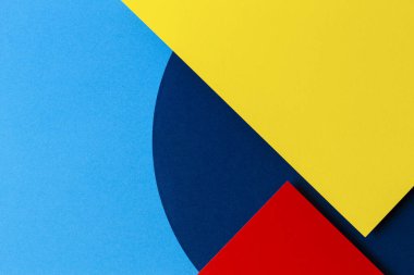 Soyut renkli kağıt dokusu arkaplanı. Açık mavi, lacivert, kırmızı ve sarı renkte en az geometrik şekil ve çizgiler