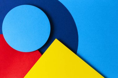 Soyut renkli kağıt dokusu arkaplanı. Açık mavi, lacivert, kırmızı ve sarı renkte en az geometrik şekil ve çizgiler