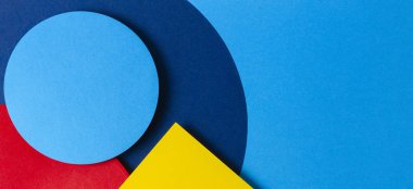 Soyut renkli kağıt dokusu arkaplanı. Açık mavi, lacivert, kırmızı ve sarı renkte en az geometrik şekil ve çizgiler