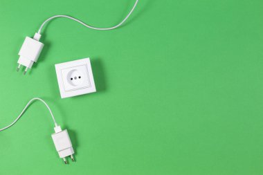 Beyaz elektrik prizi ve açık yeşil arka planda elektrik prizleri. Üst görünüm
