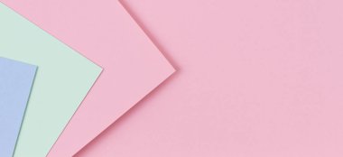 Soyut renkli kağıt dokusu arkaplanı. Pastel pembe, açık mavi ve yeşil renkte minimal geometrik şekiller ve çizgiler