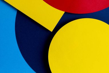 Soyut renkli kağıt dokusu arkaplanı. Açık mavi, lacivert, kırmızı ve sarı renkte en az geometrik şekil ve çizgiler