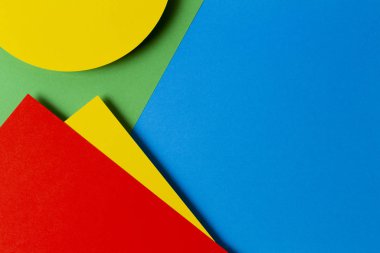 Soyut renkli kağıt dokusu arkaplanı. Açık mavi, yeşil, kırmızı ve sarı renkte minimal geometrik şekiller ve çizgiler