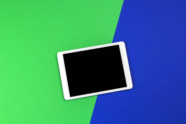 浅绿色和蓝色背景的数字平板电脑。 顶部视图 — 图库照片