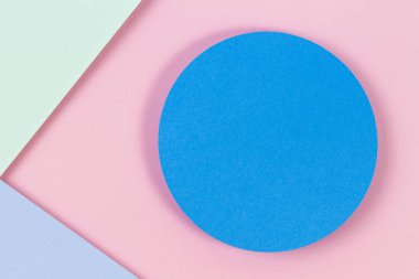 Soyut renkli kağıt dokusu arkaplanı. Pastel pembe, açık mavi ve yeşil renkte minimal geometrik şekiller ve çizgiler