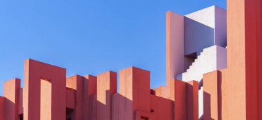 Calp, İspanya, 01 Ocak 2020: La Muralla Roja binası, Calp, İspanya 'daki Kızıl Duvar binası