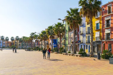 Villajoyosa, İspanya - 06 Ocak 2020: İspanya 'nın küçük Villajoyosa kasabasının renkli evlerine bakın
