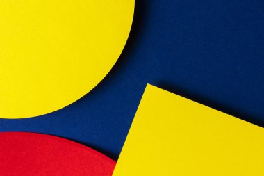 Soyut kalın kağıt dokusu arkaplanı. Asgari geometrik şekil ve çizgiler mavi, deniz, kırmızı ve sarı renklerde.