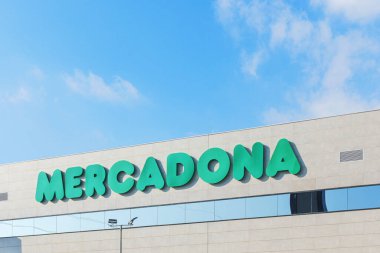 Finestrat, İspanya - 4 Ocak 2020: Finestrat, İspanya 'daki Mercadona süpermarket tabelalarının kapatılması. Mercadona İspanya 'da popüler bir süpermarket zinciri